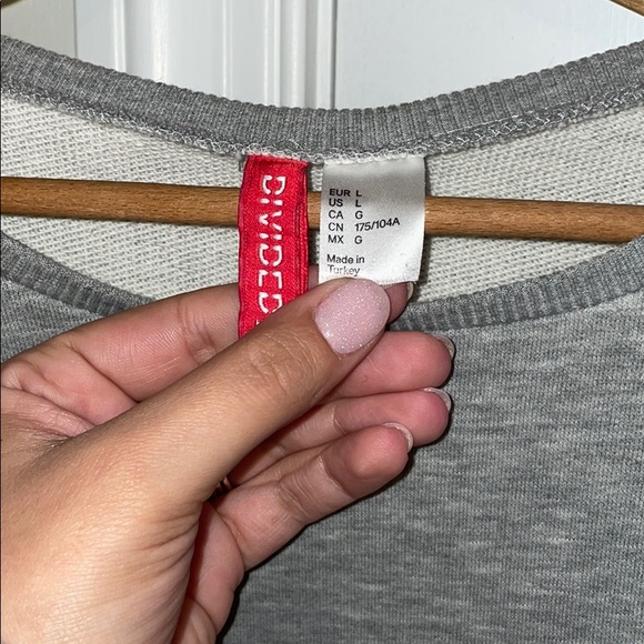 H&M Graphic Crewneck - Picture 2 of 5